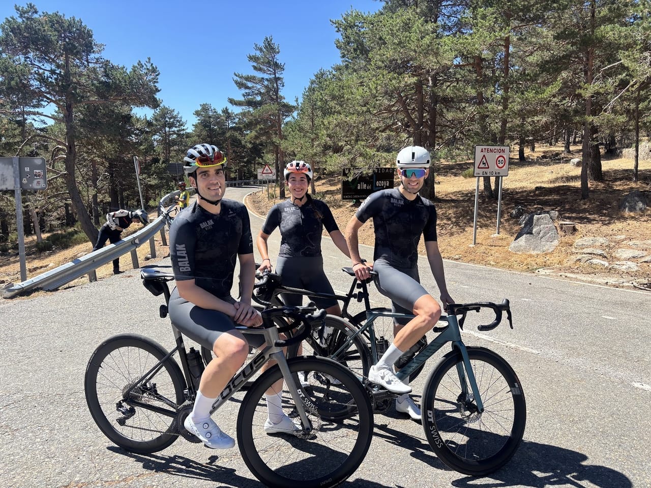 El equipo de BALAK RIDE con sus bicicletas en la Valle del Lozoya